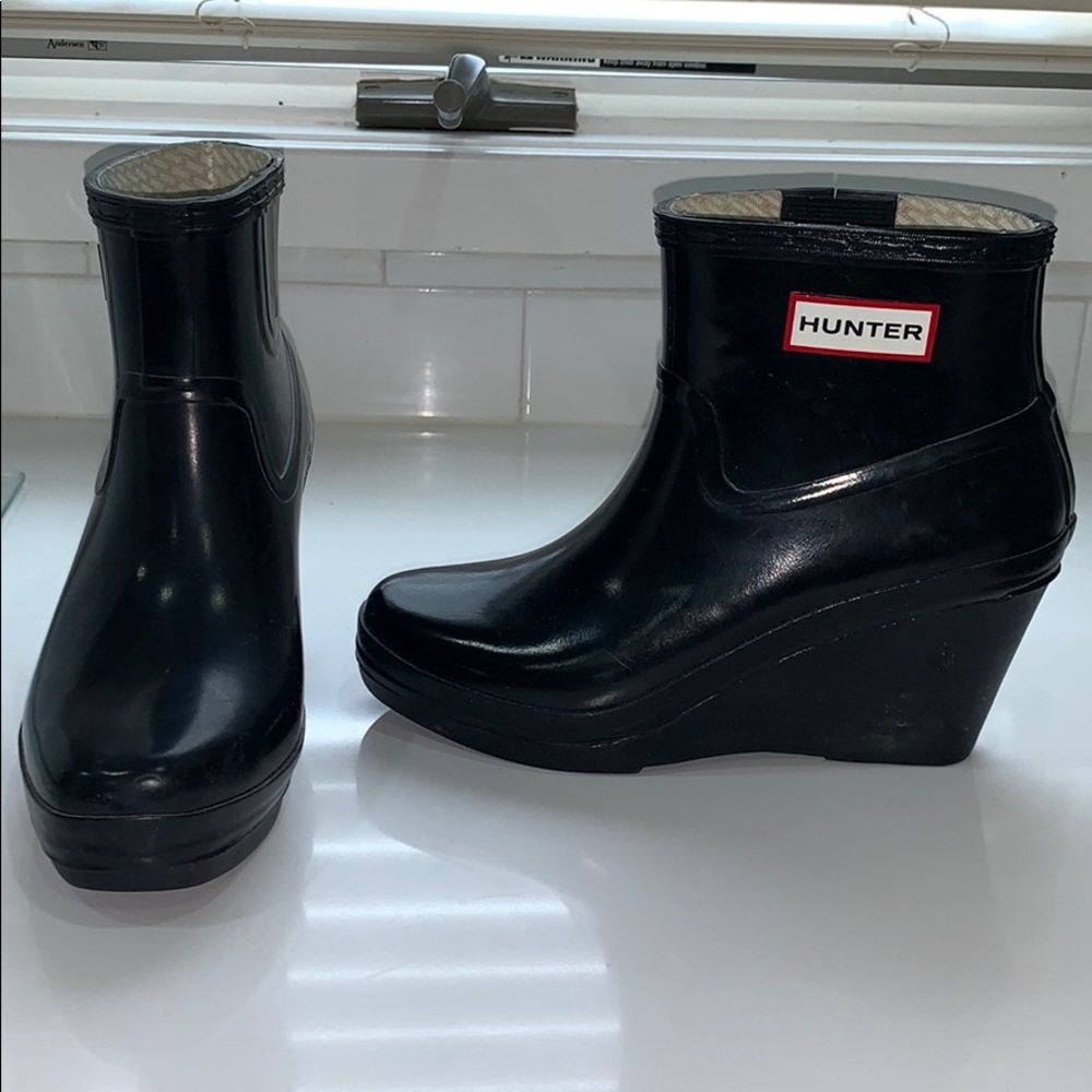 Hunter boot, black wedge